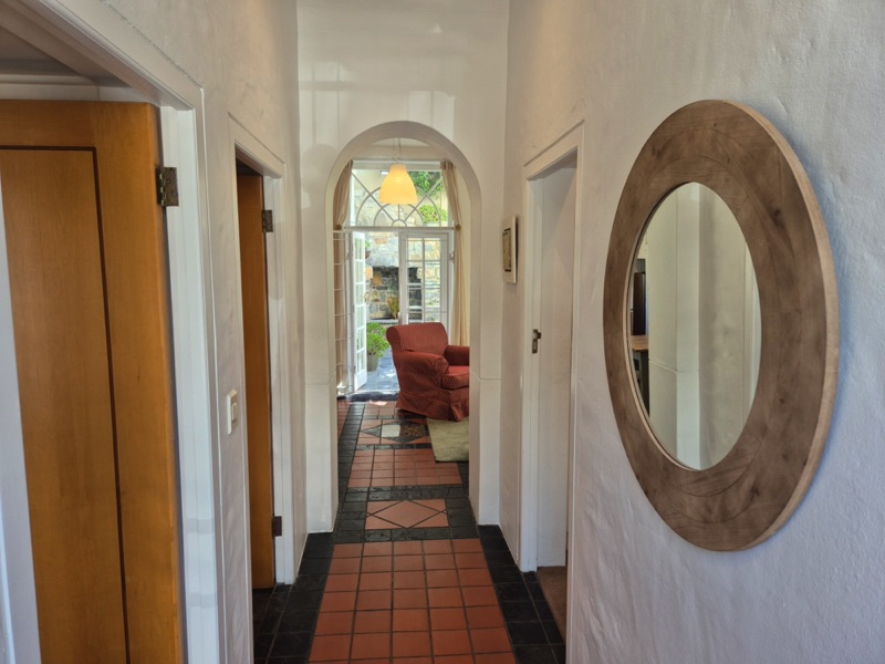 42 Napier Street - entrance corridor