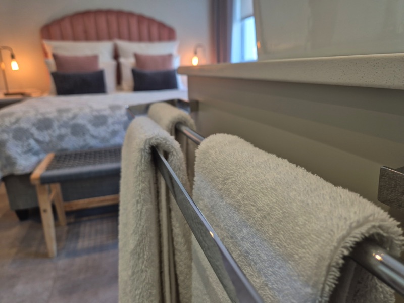 8b Loader Street - bedroom towels & bed
