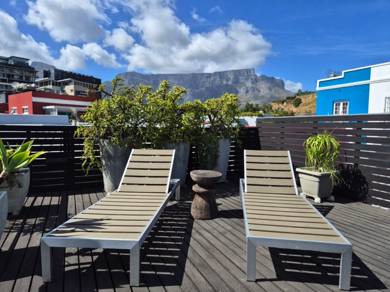 10 Loader Street - roof deck sun loungers