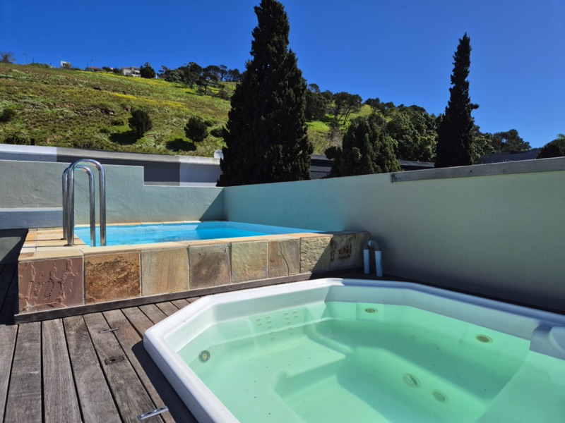 24 Loader Street - plunge pool & hot tub