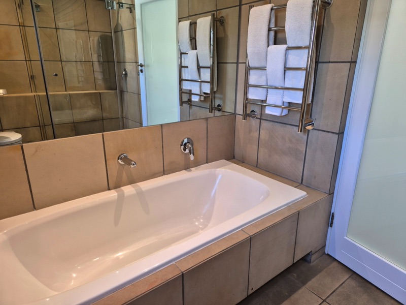 42 Napier Street - bedroom 1 en-suite bath