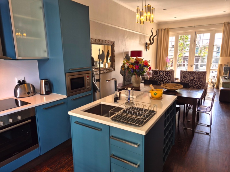 10 Loader Street - kitchen & dining area