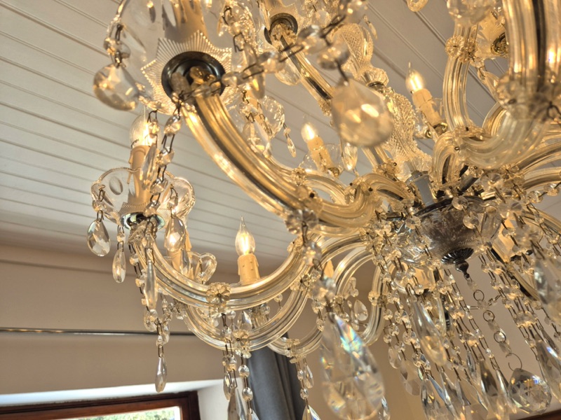 19 Jarvis Street - Living room chandelier